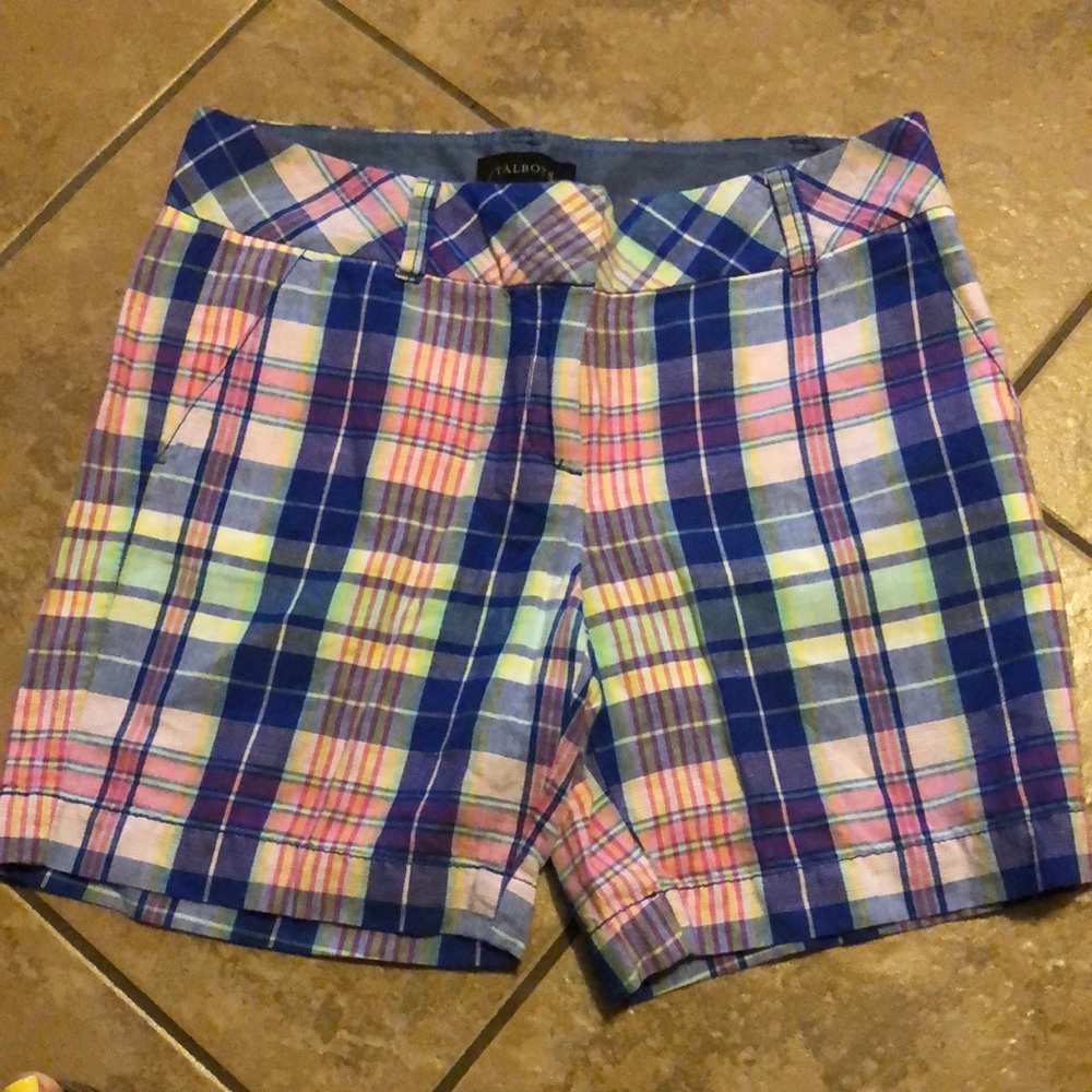 Talbots women, multicolored shorts, size 4 , front & back pockets, zipper closur